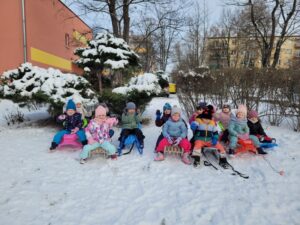 SANECZKOWO. ZIMOWE ZABAWY W OGRODZIE PRZEDSZKOLNYM